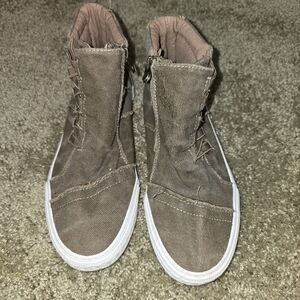 Blowfish Koala side zip bootie. Women's 7.5